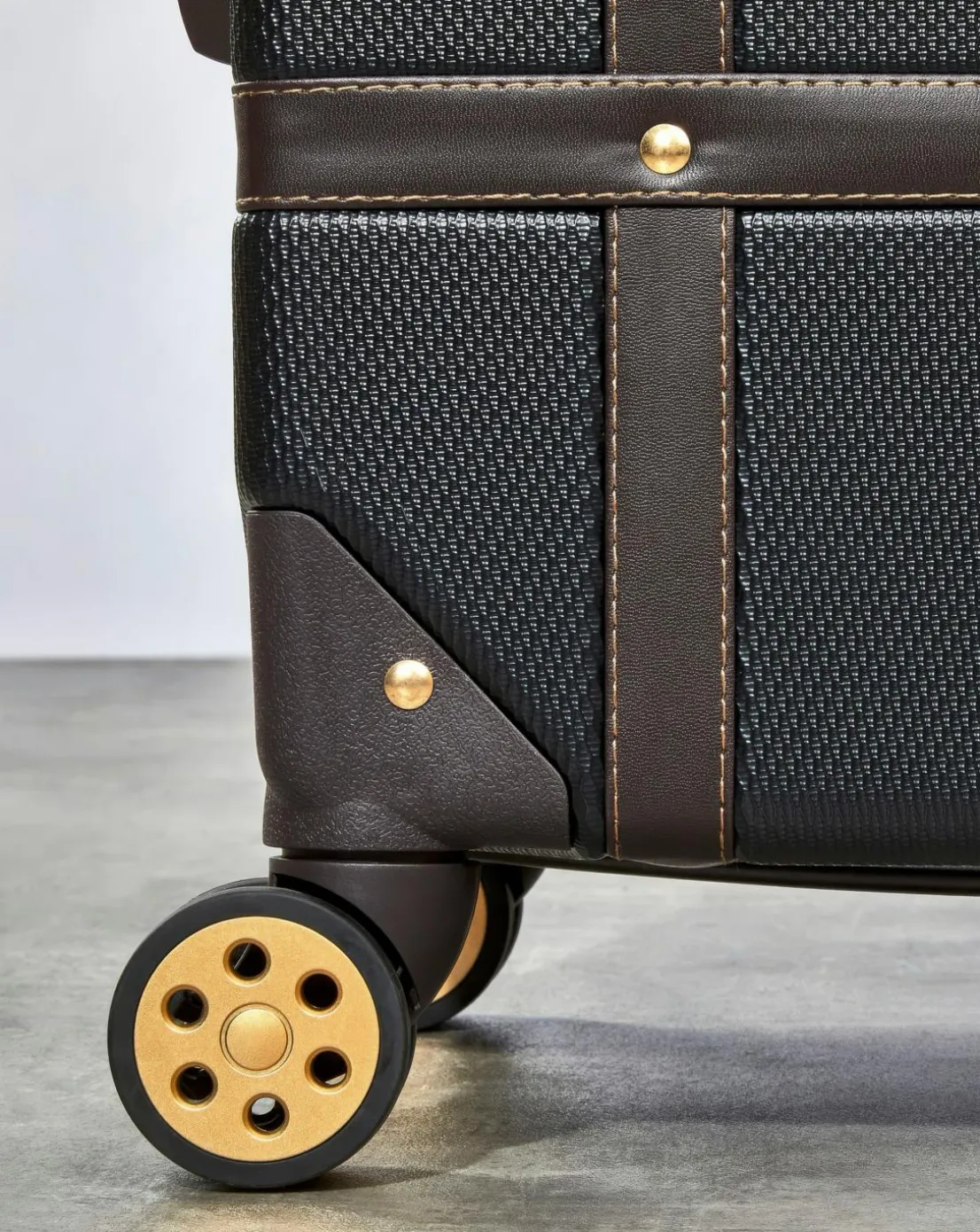 Rock Vintage Medium Suitcase - Black